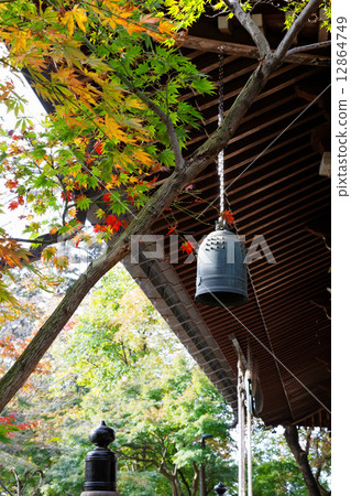 響鈴和秋葉在主要寺廟的主要寺廟 響鈴和秋葉在主要寺廟的主要寺廟 12864749