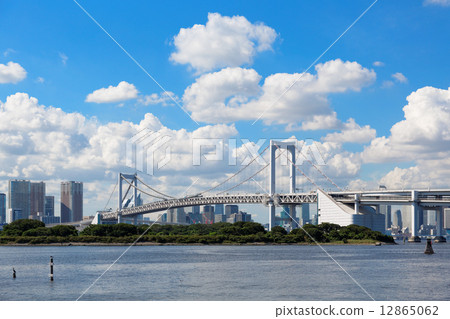 Odaiba beach park where the blue sky spreads and Rainbow Bridge 12865062