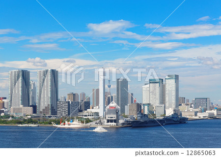 The international passenger terminal spreads blue skies from the Rainbow Bridge 12865063