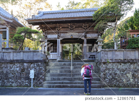Shikoku Shrine Place No. 39 Buddhist "Zenko-ji" Yammon (Nishi-men) and Pilgrim's Shikoku Shrine Place No. 39 Buddhist "Zenko-ji" Yammon (Nishi-men) and Pilgrim's 12865781