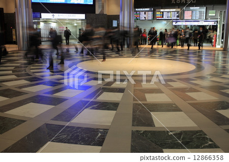 Marunouchi commuting scenery 12866358