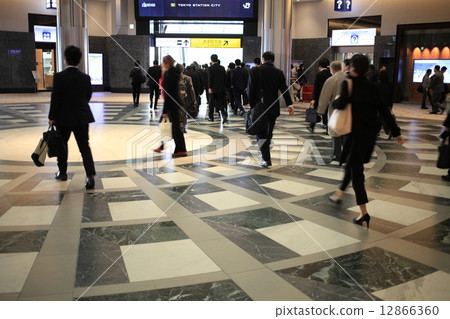 Marunouchi commuting scenery 12866360