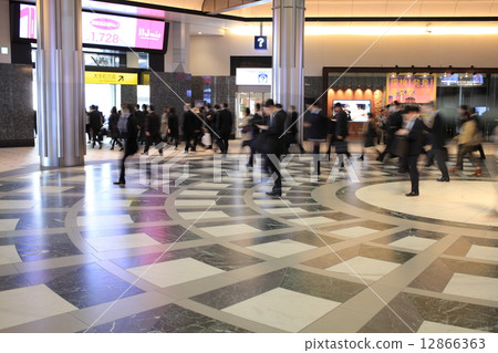 Marunouchi commuting scenery 12866363
