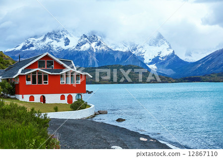 Red house on Pehoe lake in Torres del Paine 12867110