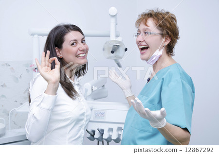 Dentist visit 12867292