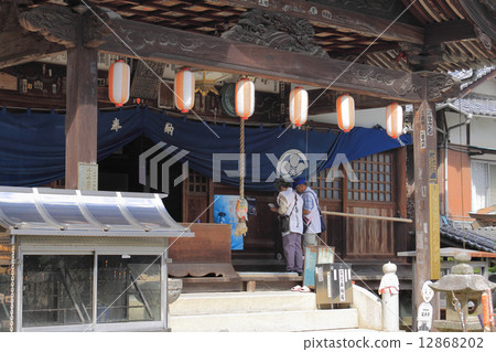 四國佛54號佛教“長壽寺”大雄寶殿和朝聖者先生 12868202