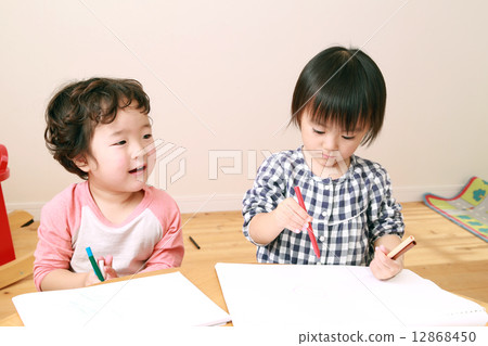 Three-year-old drawing 12868450