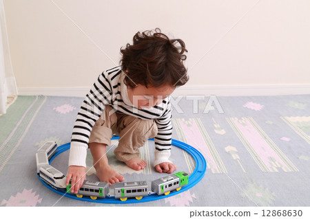 Boys playing on the plarail Boys playing on the plarail 12868630