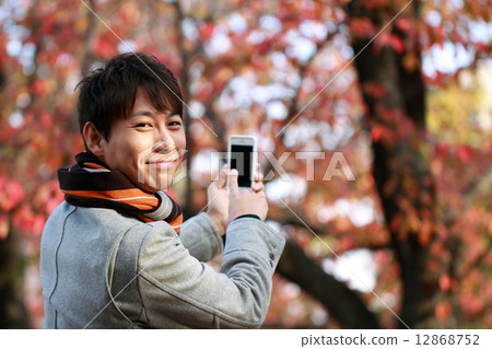 1 man (Autumn leaves autumn dead tree dead tree dead leaves dead leaves casual coat muffler) 12868752