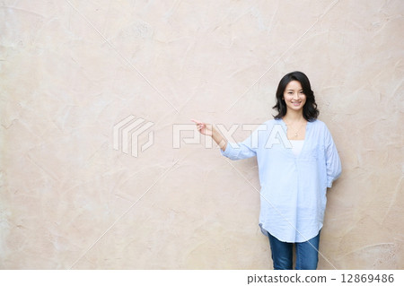 Middle-aged female Middle-aged female 12869486