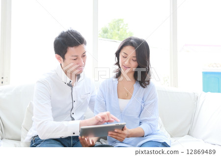 使用平板電腦的男性和女性 12869489