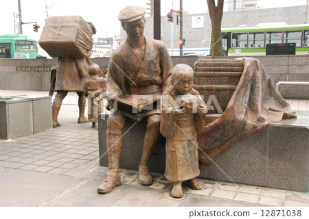 Statue of the "Toyama Medicine Seller" - Handing out souvenirs (South Exit of JR Toyama Station/Akewa-cho, Toyama City, Toyama Prefecture) 12871038