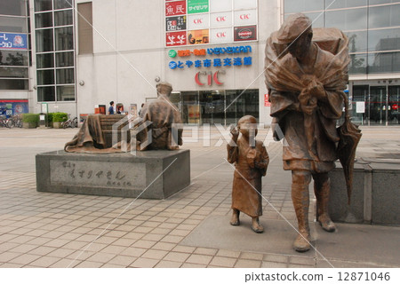 Statue of "Toyama's drug dealer" (JR Toyama Station South Exit / Meirincho, Toyama City, Toyama Prefecture) Statue of "Toyama's drug dealer" (JR Toyama Station South Exit / Meirincho, Toyama City, Toyama Prefecture) 12871046