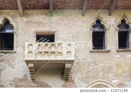Romeo and Juliet balcony 12871196