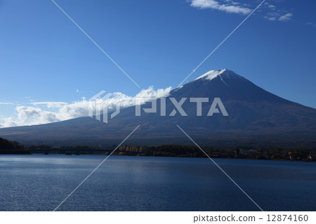秋日陽光下的富士山和河口湖(3) 秋日陽光下的富士山和河口湖(3) 12874160