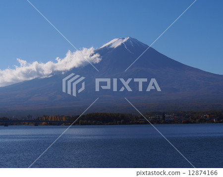 秋季天氣下的富士山和河口湖(4) 秋季天氣下的富士山和河口湖(4) 12874166
