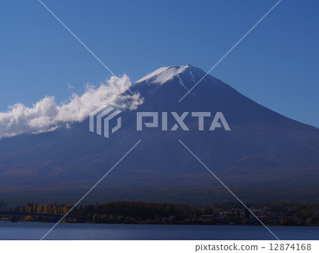 秋天的天氣下富士山 秋天的天氣下富士山 12874168