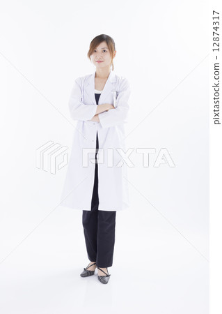 穿白色外套的女性醫生 穿白色外套的女性醫生 12874317