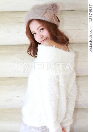 中型頭髮的年輕女子 12874987