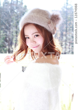 中型頭髮的年輕女子 12874988