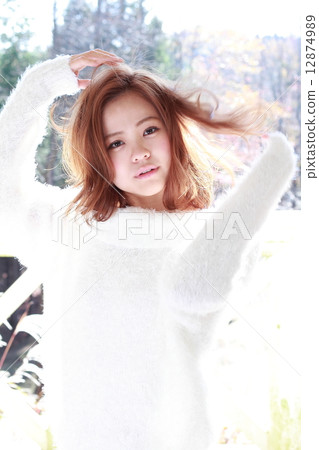 中型頭髮的年輕女子 12874989