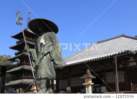 在雪天(國寶大殿和五層寶塔)內的四國佛70號佛教寺廟“Motoyamadera” 在雪天(國寶大殿和五層寶塔)內的四國佛70號佛教寺廟“Motoyamadera” 12875554