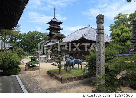 Shikoku Buddha No. 70 Buddhist temple "main shrine" five-storied pagoda and national treasure main hall and statues of two horses named after Honjo Masanobu Bodhisattva 12875569
