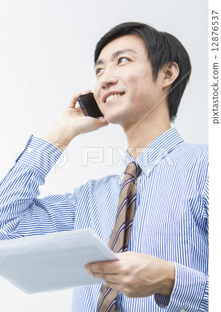 商人在智慧型手機上交談 商人在智慧型手機上交談 12876537
