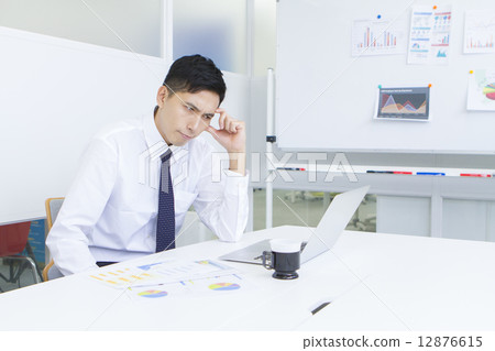 擔心的商人 擔心的商人 12876615