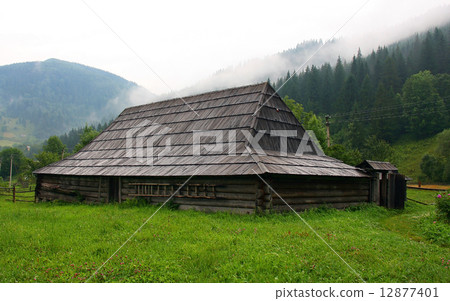 Old wooden house Old wooden house 12877401