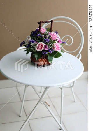 一束盆栽植物放在陽台上 12878995