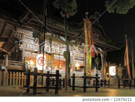 在kompira San神社节日大型节日的 Konomiya 之前设立的 Hon 旗 图库照片