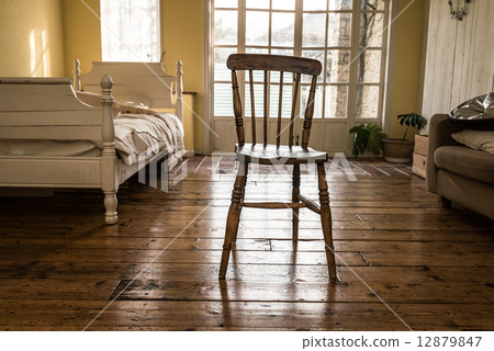 一間有椅子的房間 12879847