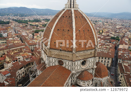 Cathedral of Santa Maria del Fiore and the streets of Florence 12879972