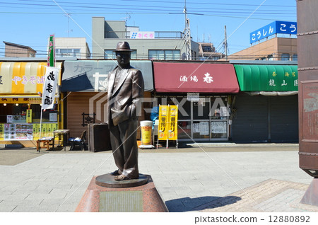 Torajiro汽車的青銅雕像（Shibamata車站前/ Shibamata Katsushika Ward，東京） 12880892