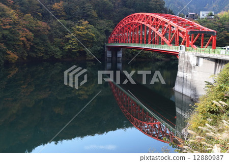 Mineyabashi反映在湖面 - 秋天 12880987