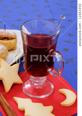 Mulled wine with cookies and baked apple Mulled wine with cookies and baked apple 12881938
