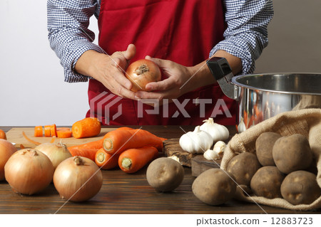 Man's cooking 12883723
