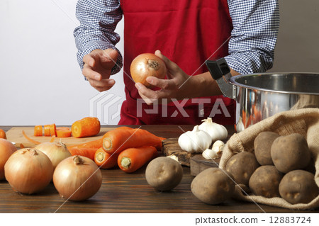 Man's cooking 12883724