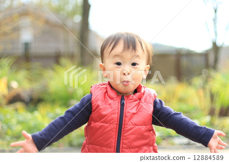 看起來很有趣的男孩 看起來很有趣的男孩 12884589