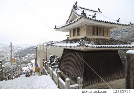 Winter Kompira-san Shrine, "Drum Tower" equipped with a drum at the time of Odemon and approaching path 12885795