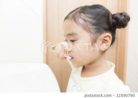A girl who makes a toothbrush 12890790
