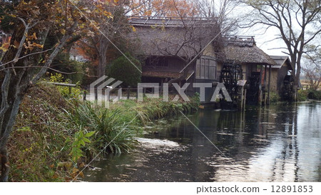 A water mill hurling soba and rice, etc. while turning around with a cotton cord. 12891853
