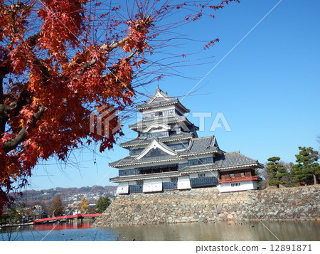 You can see the national treasure Matsumoto Castle that takes the name of Castle in the other side of autumn leaves of autumn. You can see the national treasure Matsumoto Castle that takes the name of Castle in the other side of autumn leaves of autumn. 12891871
