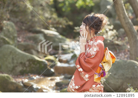 穿著美好的衣裳的一個俏麗的女孩在成人儀式 12891895