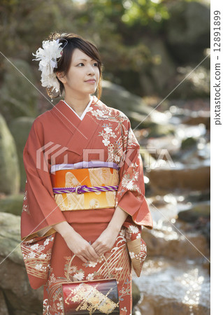 穿著美好的衣裳的一個俏麗的女孩在成人儀式 12891899