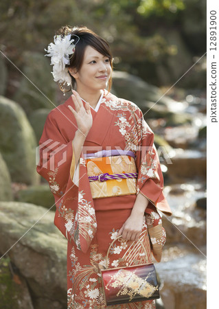 穿著美好的衣裳的一個俏麗的女孩在成人儀式 12891900