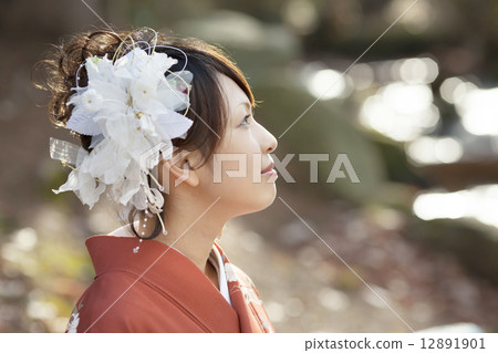 穿著美好的衣裳的一個俏麗的女孩在成人儀式 12891901