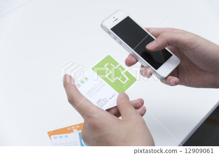 一個看體檢票並預約醫院電話的人 12909061