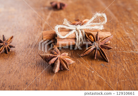 圖庫照片: cinnamon sticks and star anise on rustic wood